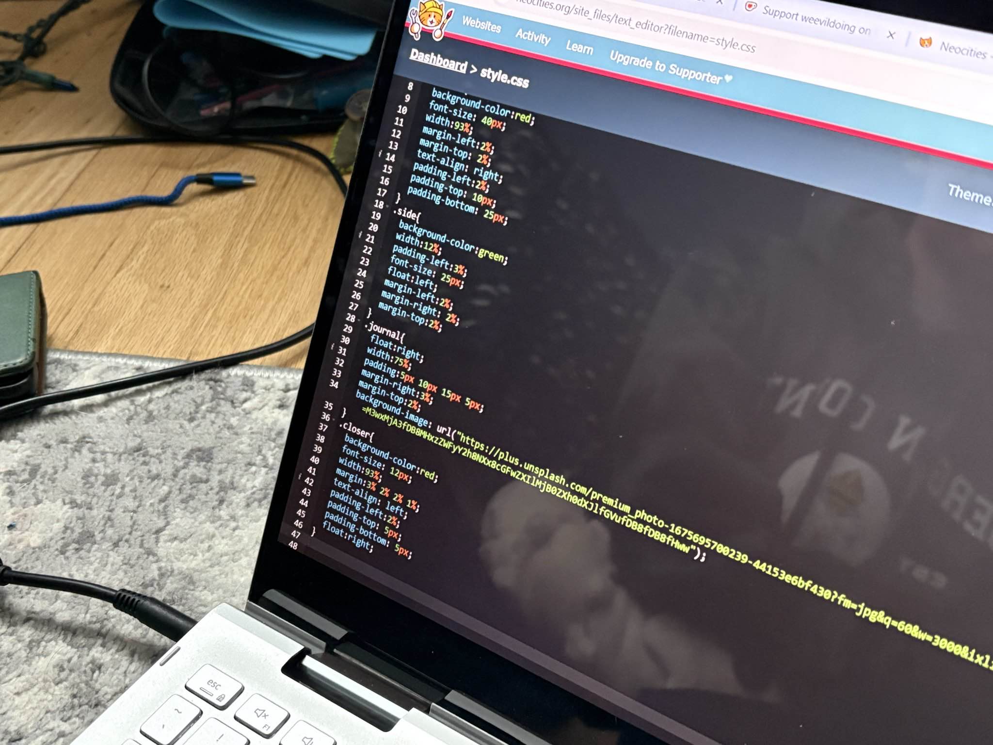 max's computer w the neocities editor open